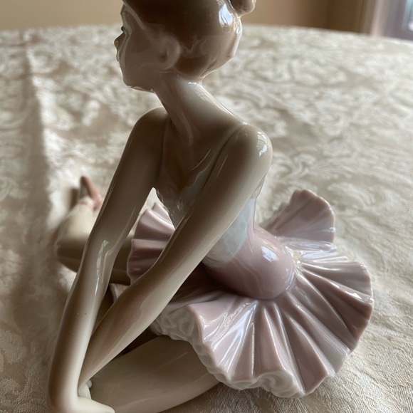 RETIRED 2007 ‘GRACEFUL POSE LLADRO’ PORCELAIN FIGURINE-Item#01006174 - Picture 2 of 7